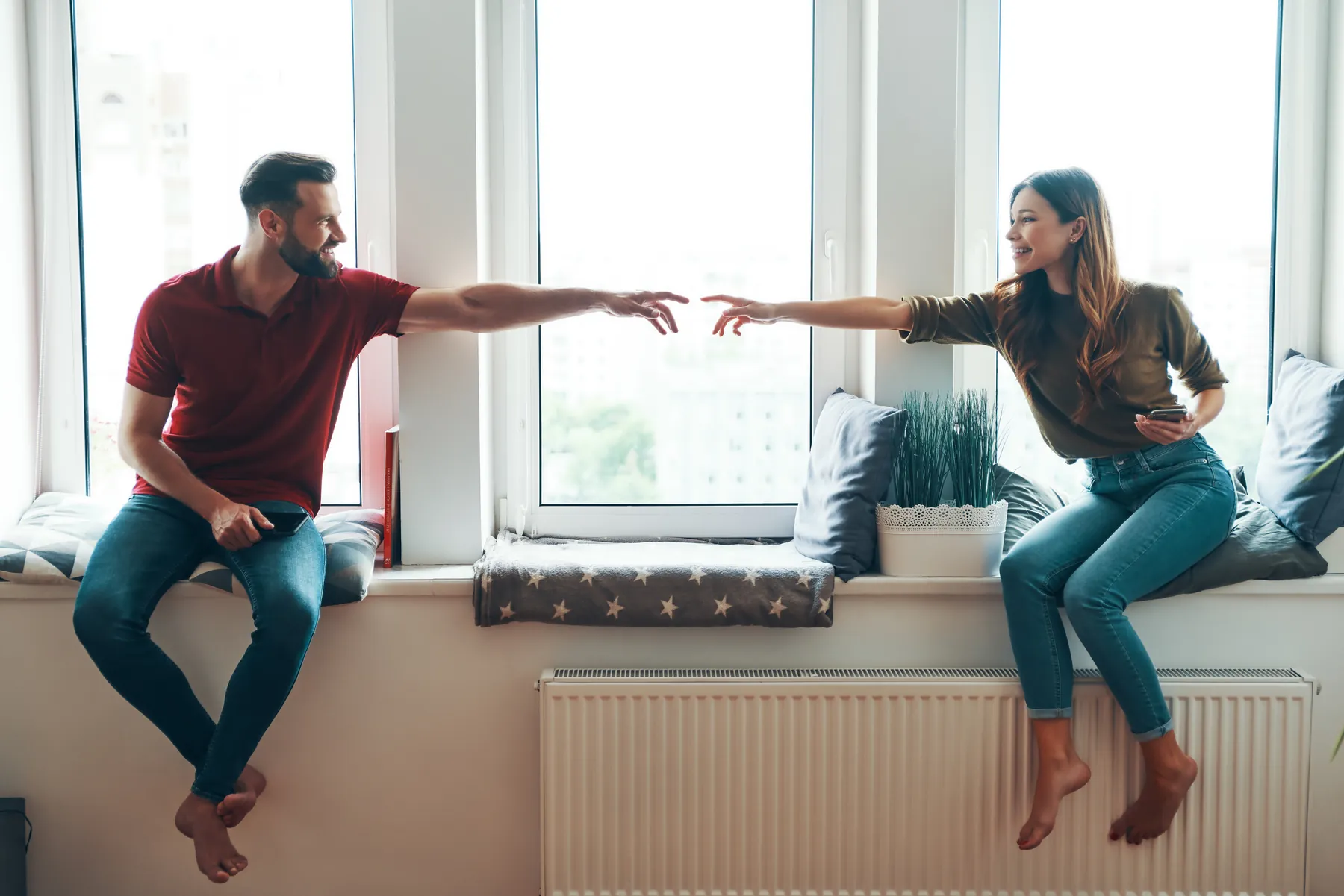 Personne qui réfléchit à ses options de regroupement de crédits